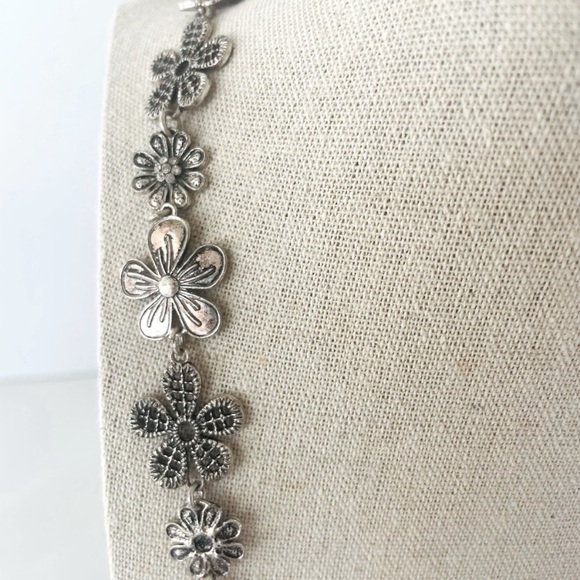 Park Lane silver flowers necklace - Picture 3 of 3